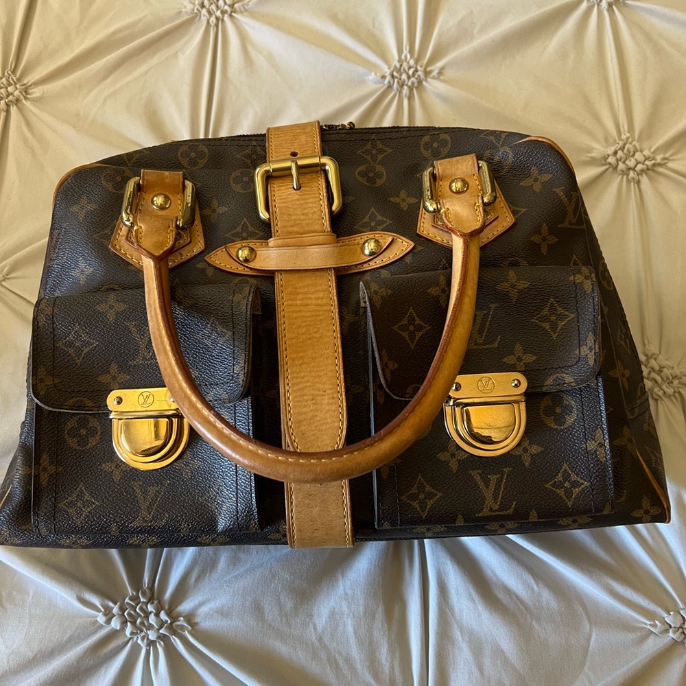 SOLD!!!
Louis Vuitton Manhattan GM with free gift bag charm and twillys. - Picture 1 of 5